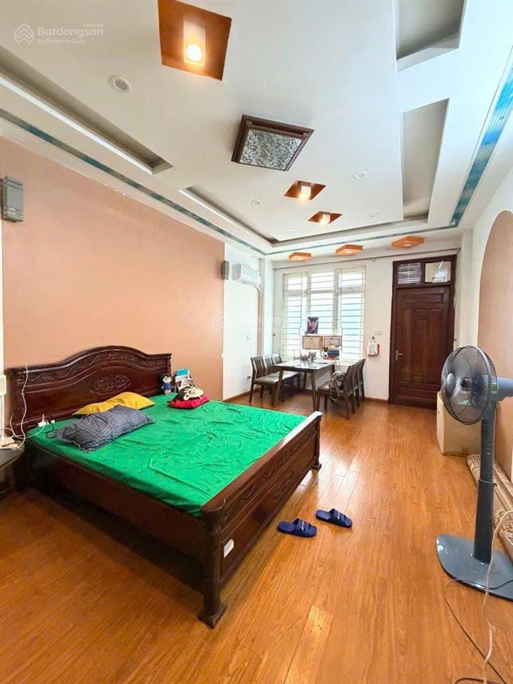 Chính chủ cần bán nhà 45 m2, 05 tầng , mặt tiền 4,5m sổ đỏ lâu dài tại cầu giấy