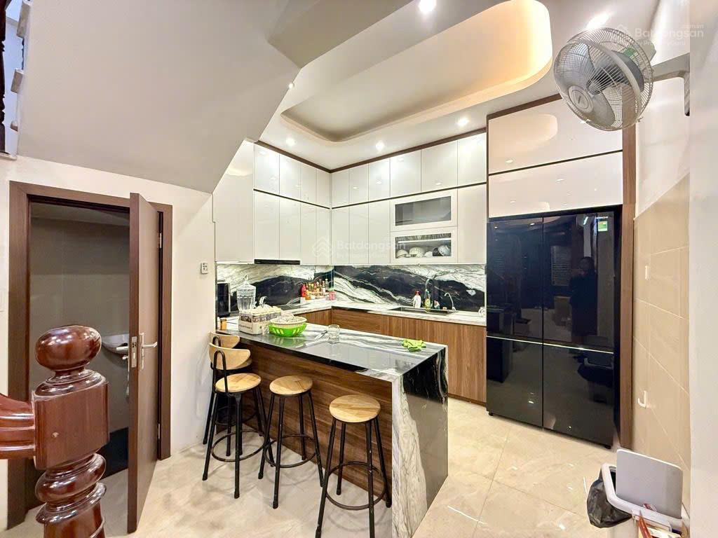 Bán nhà riêng tại cầu giấy, 9,8 tỷ, 40m2, 4pn, 4wc, 6 tầng, mặt tiền 4.5m
