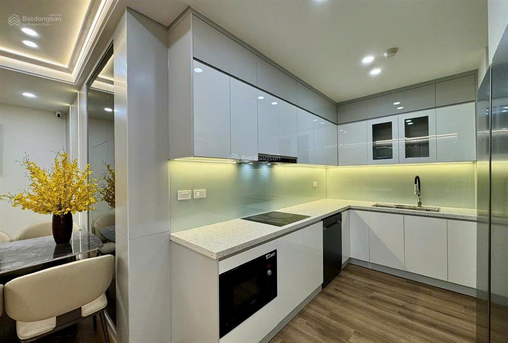 Cho thuê chcc n03t1 ngđ,có slot ô tô, dt 95m2, 3pn full nội thất,view hồ.giá chỉ 16tr/th