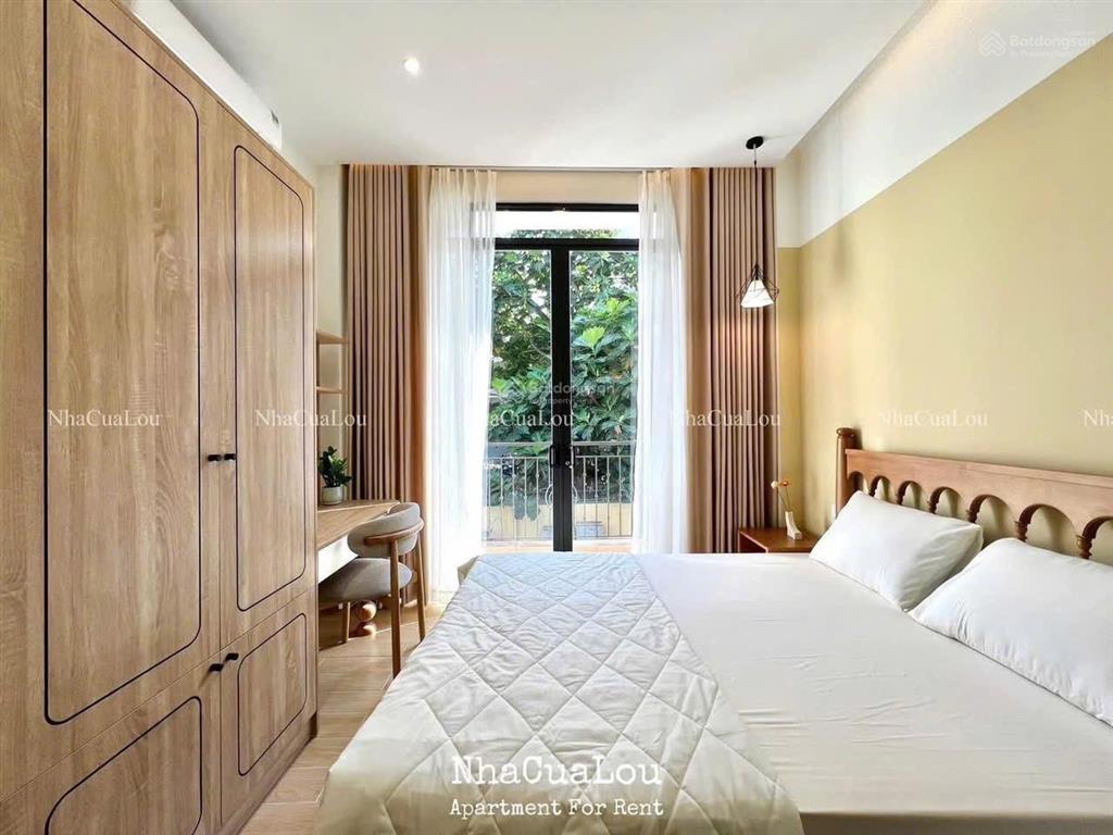 Căn hộ 1 phòng ngủ full nội thất cao cấp ban công thoáng đường hồ hảo hớn quận 1 gần phố bùi viện