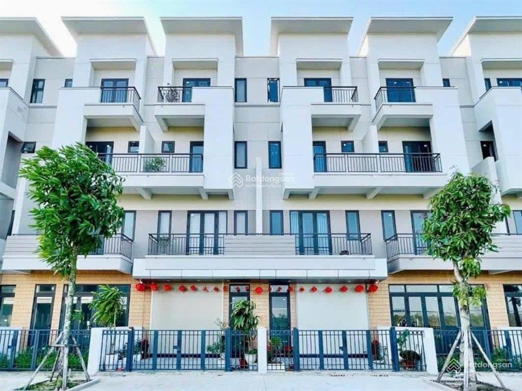 Chủ cần tiền bán gấp shophouse 75m2 đã hoàn thiện đang cho thuê dòng tiền 18tr, giá nhỉnh 7tỷ.