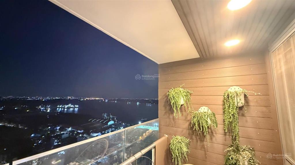 Kẹt tiền cần bán gấp căn hộ cao cấp tk  3pn  2wc full nt cao cấp tầng cao thoáng mát sổ sang tên