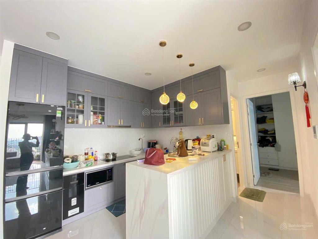 Kẹt tiền cần bán gấp căn hộ cao cấp tk  3pn  2wc full nt cao cấp tầng cao thoáng mát sổ sang tên