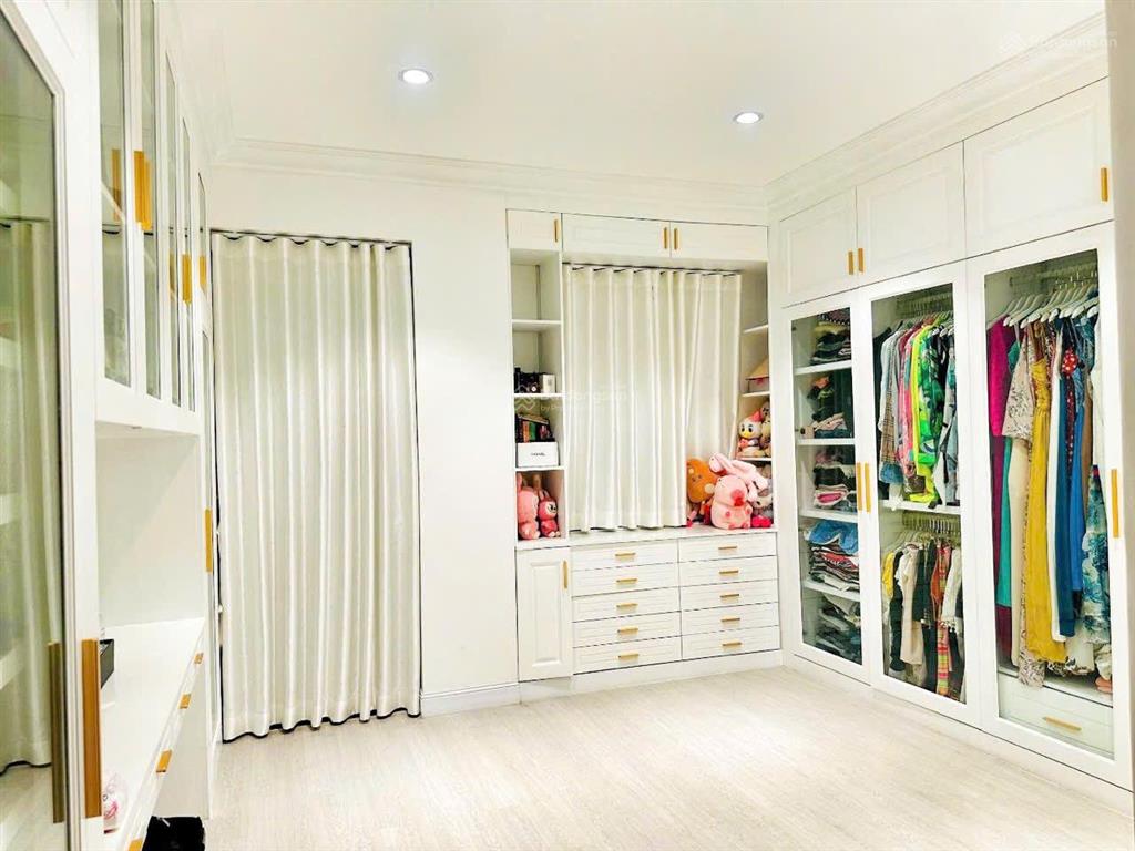 Kế bên vincom nam long  xe hơi 4 chỗ tới nhà  biệt thự nam long  full nội thất xịn nhỉnh 10 tỷ