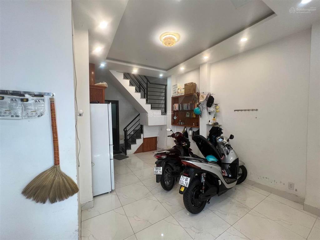 Cách mạng tháng tám. f hòa hưng q10.dt 52m2.nở hậu 8 m.bán 6.2 tỷ còn tl