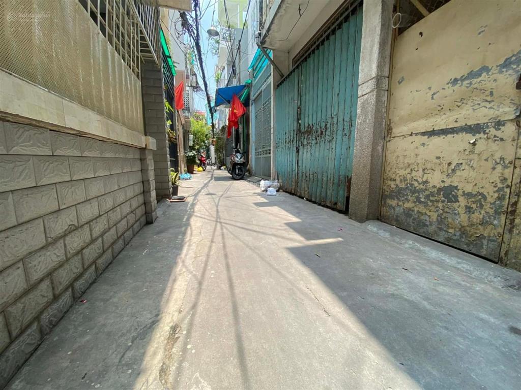 Bán đất tặng nhà. cách mạng tháng8 fbàn cờ.q.3 . 3tầng .dt 41m2 (3.4m=13m).6.3tỷ tl