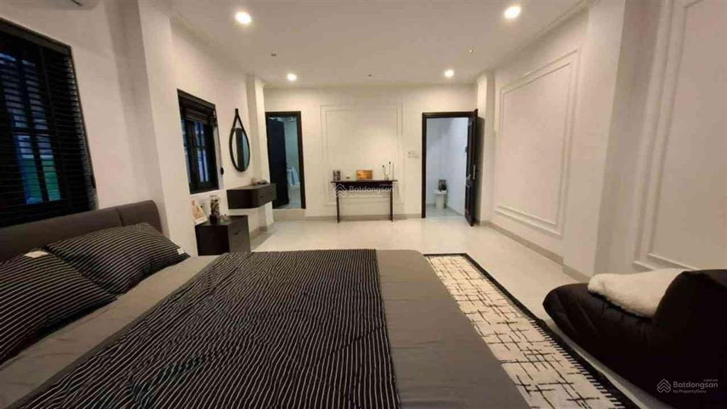 Nguyễn thị minh khai ngay q3 ngay vòng xoay ngã 6 .bước chân ra xe hơi tráng dt 31m2 .gía 6 88tỷ