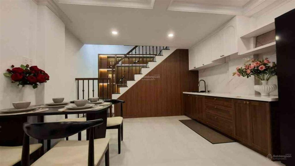 Nguyễn thị minh khai ngay q3 ngay vòng xoay ngã 6 .bước chân ra xe hơi tráng dt 31m2 .gía 6 88tỷ