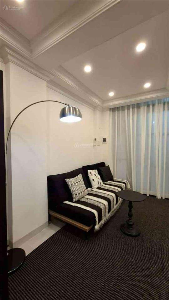 Nguyễn thị minh khai ngay q3 ngay vòng xoay ngã 6 .bước chân ra xe hơi tráng dt 31m2 .gía 6 88tỷ