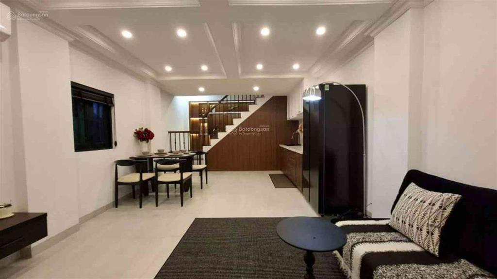 Nguyễn thị minh khai ngay q3 ngay vòng xoay ngã 6 .bước chân ra xe hơi tráng dt 31m2 .gía 6 88tỷ