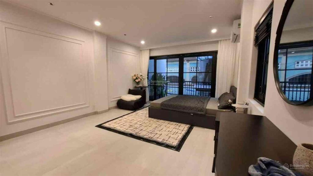 Nguyễn thị minh khai ngay q3 ngay vòng xoay ngã 6 .bước chân ra xe hơi tráng dt 31m2 .gía 6 88tỷ