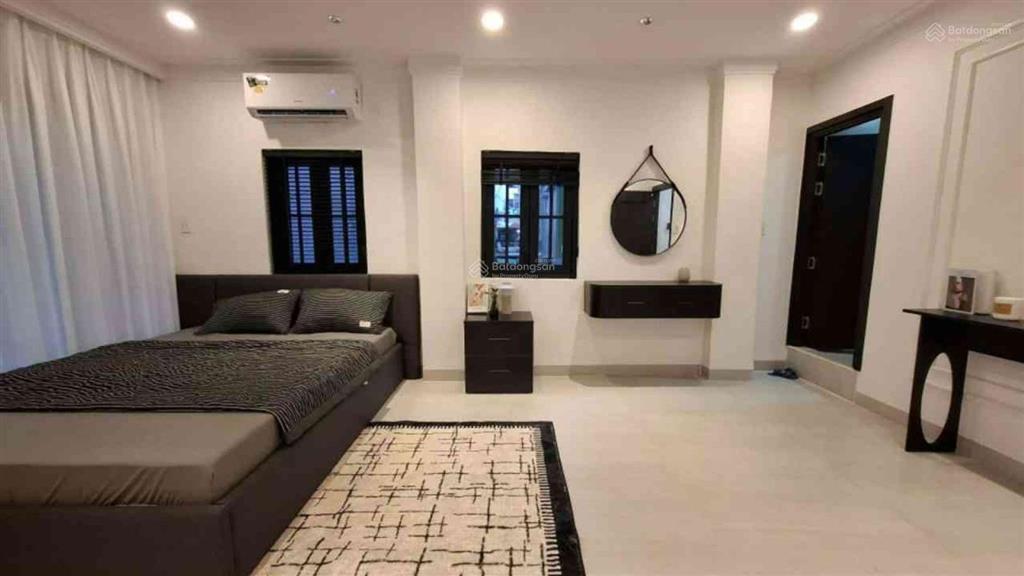 Nguyễn thị minh khai ngay q3 ngay vòng xoay ngã 6 .bước chân ra xe hơi tráng dt 31m2 .gía 6 88tỷ