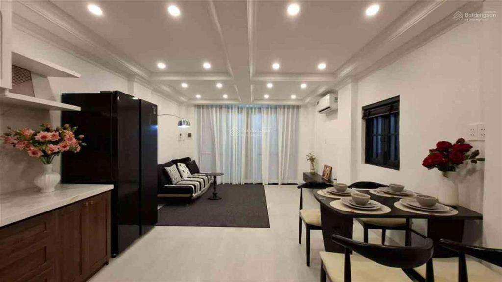Nguyễn thị minh khai ngay q3 ngay vòng xoay ngã 6 .bước chân ra xe hơi tráng dt 31m2 .gía 6 88tỷ