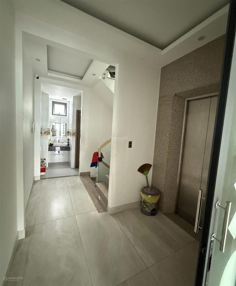 Nhà mặt tiền hồng hà phú nhuận hầm 4 tầng có thang máy 35tr