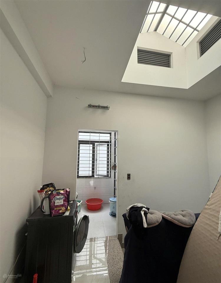 Nhà mặt tiền hồng hà phú nhuận hầm 4 tầng có thang máy 35tr