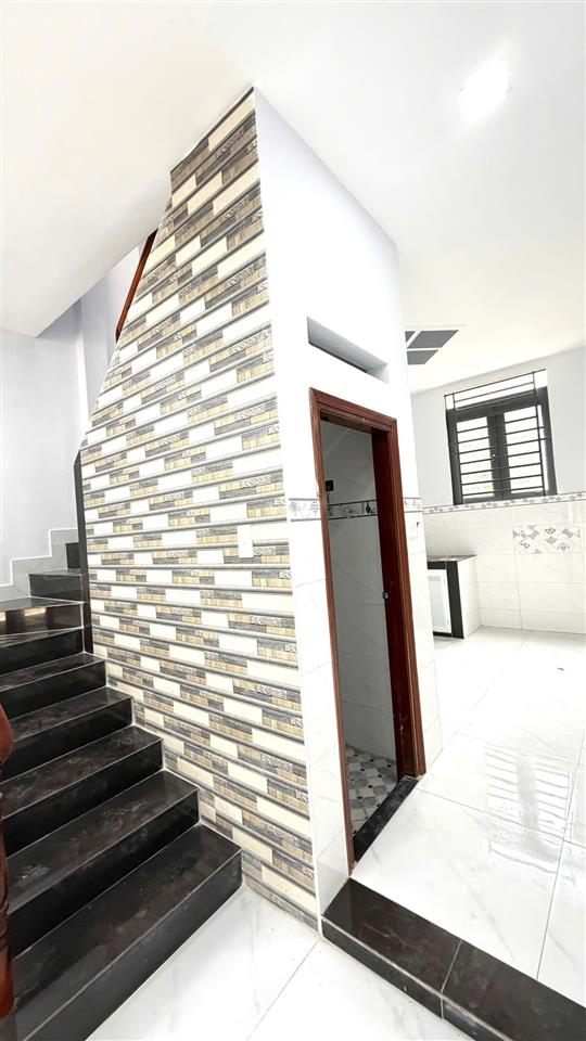 Chỉ 3.98 tỷ tl  sát ngã tư 4 xã  trục hương lộ 2  hẻm 4m thông  dt 4 x 11  2 tầng btct.