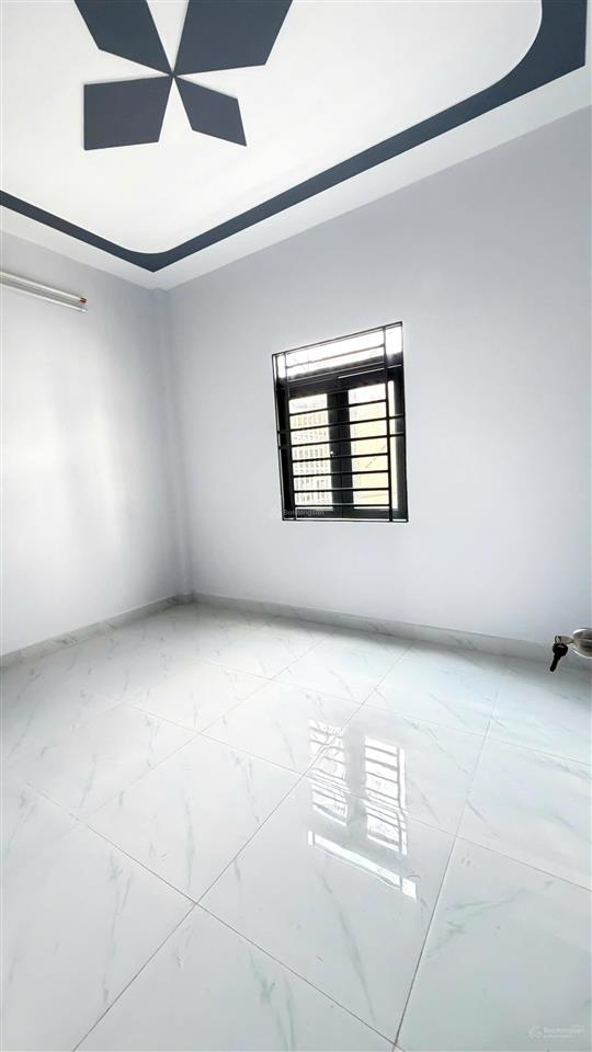 Chỉ 3.98 tỷ tl  sát ngã tư 4 xã  trục hương lộ 2  hẻm 4m thông  dt 4 x 11  2 tầng btct.