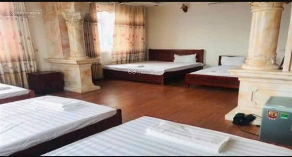 Chủ cần tiền bán gấp. bán gấp khách sạn 1094m2, mt20m, 6t, 31 tỷ, minh phú, sóc sơn.