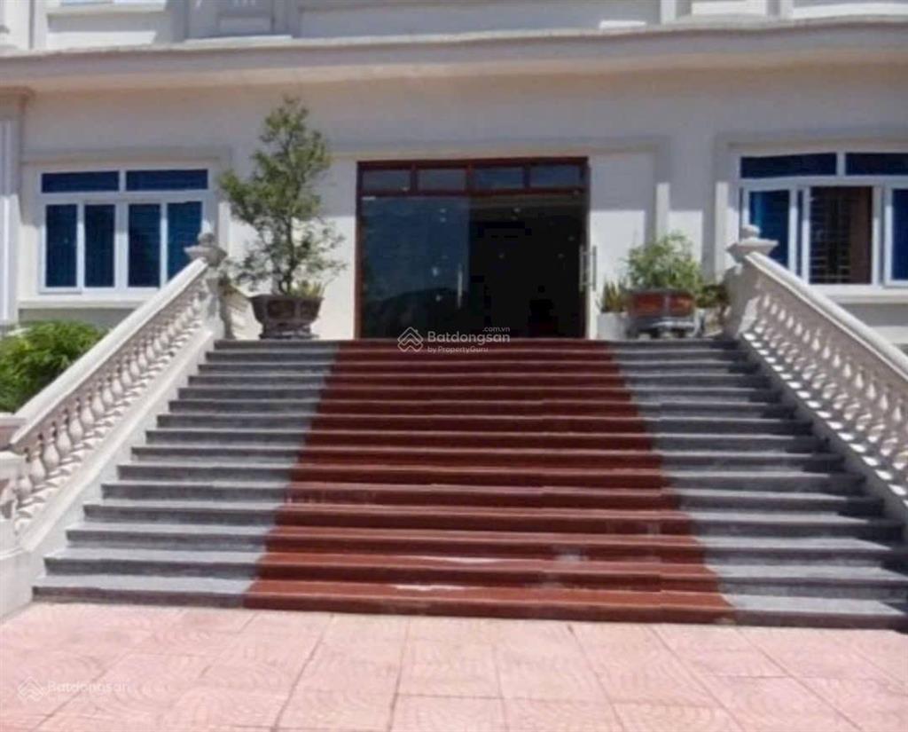 Chủ cần tiền bán gấp. bán gấp khách sạn 1094m2, mt20m, 6t, 31 tỷ, minh phú, sóc sơn.