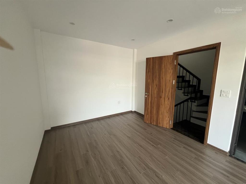 Nhà ô cách mới kính koong mặt tiền bề thế 6,2m cực thoáng ngõ thông tứ phía.
