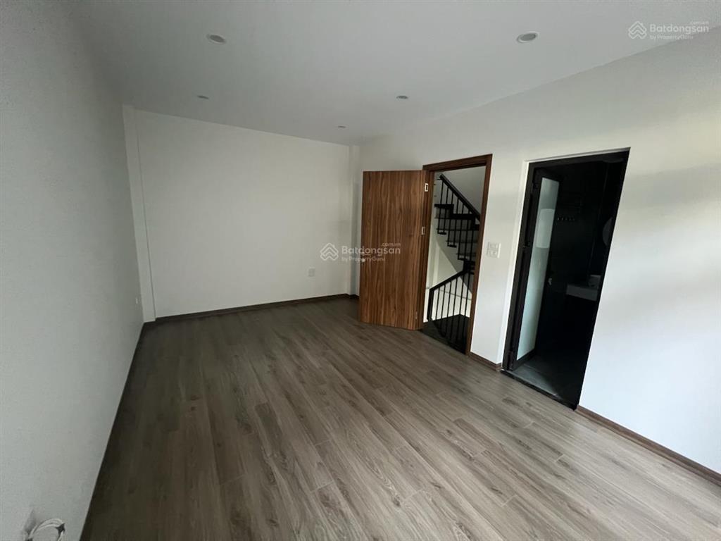 Nhà ô cách mới kính koong mặt tiền bề thế 6,2m cực thoáng ngõ thông tứ phía.