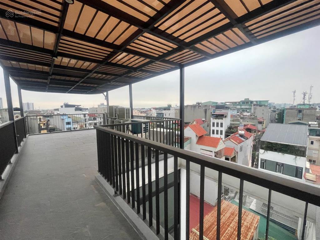 Vũ đức thận  cực hiếm lô góc ô tô vào nhà ngõ thông  nhà mới ở ngay trung tâm việt hưng than