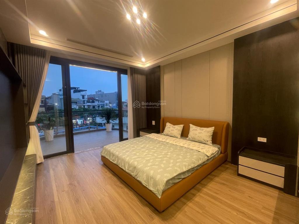 Vũ đức thận  cực hiếm lô góc ô tô vào nhà ngõ thông  nhà mới ở ngay trung tâm việt hưng than