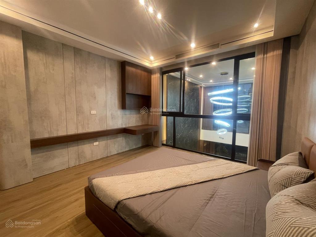 Vũ đức thận  cực hiếm lô góc ô tô vào nhà ngõ thông  nhà mới ở ngay trung tâm việt hưng than