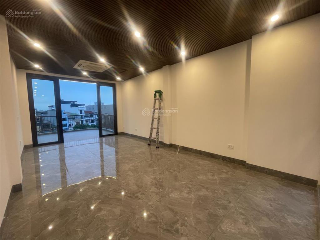 Vũ đức thận  cực hiếm lô góc ô tô vào nhà ngõ thông  nhà mới ở ngay trung tâm việt hưng than