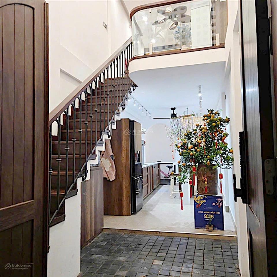 Bán nhà thuỵ khuê, view hồ tây, 7 tầng thang máy, 12 tỷ  vị trí đẹp, hiếm, cách mặt phố chỉ 20m