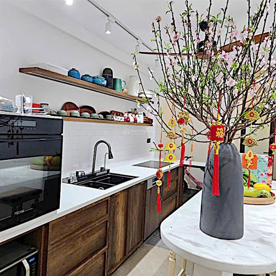 Bán nhà thuỵ khuê, view hồ tây, 7 tầng thang máy, 12 tỷ  vị trí đẹp, hiếm, cách mặt phố chỉ 20m