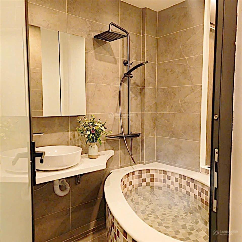 Bán nhà thuỵ khuê, view hồ tây, 7 tầng thang máy, 12 tỷ  vị trí đẹp, hiếm, cách mặt phố chỉ 20m