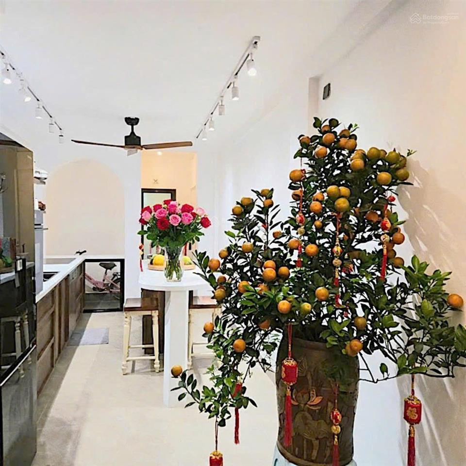 Bán nhà thuỵ khuê, view hồ tây, 7 tầng thang máy, 12 tỷ  vị trí đẹp, hiếm, cách mặt phố chỉ 20m