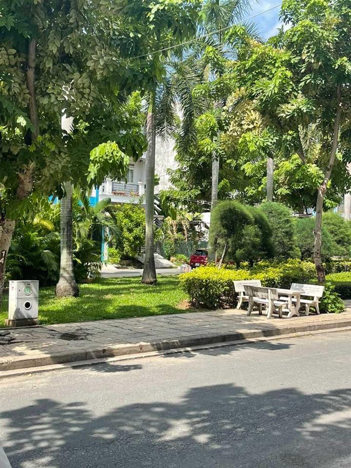 Xuất ngoại bán gấp lô đất gần đại học văn lang, 8m x 20m xây mới hầm 6 tầng, giá 13,9 tỷ tl