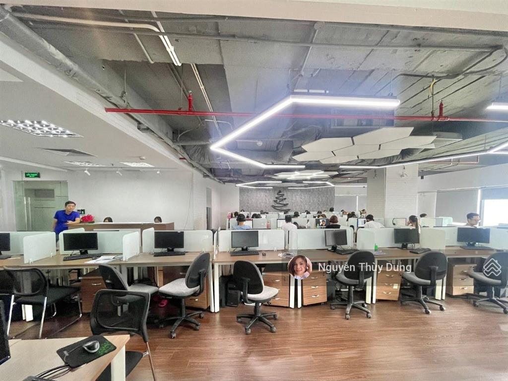 Cho thuê văn phòng toà ngọc khánh plaza, dt 450m2 có cắt lẻ, giá chỉ 250.000đ/m2/th, view hồ mát mẻ