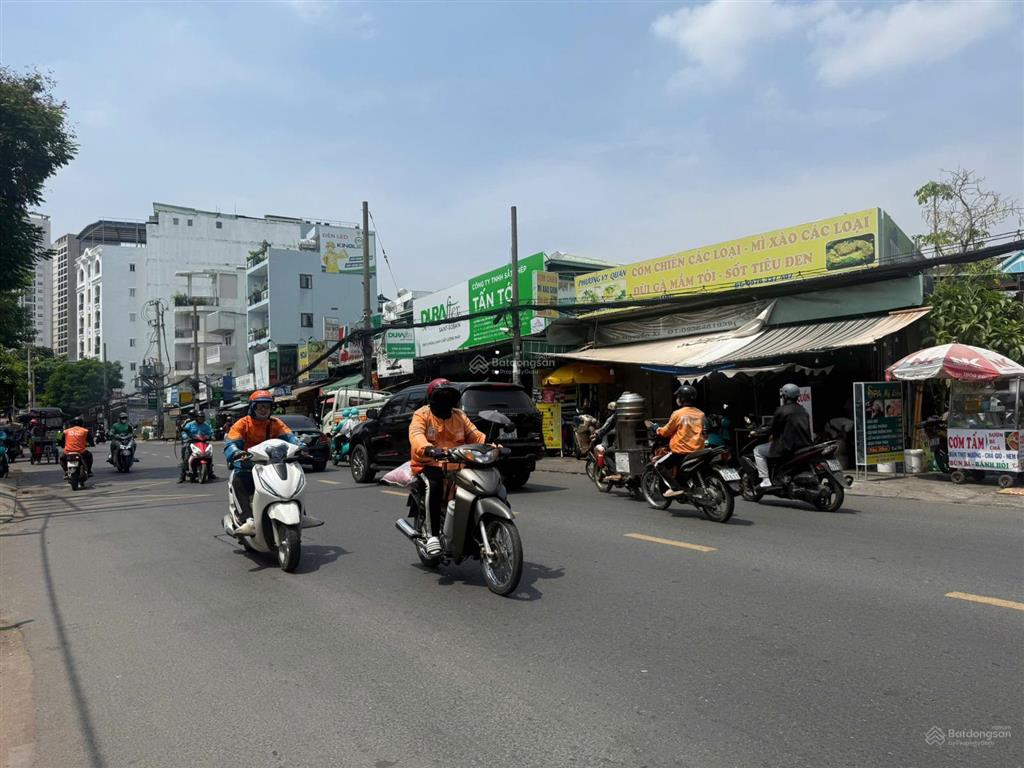 Mặt tiền nguyễn xí ngay ngã tư nơ trang long  nhà 2 tầng dt 15x15m đang cho thuê 30tr/tháng