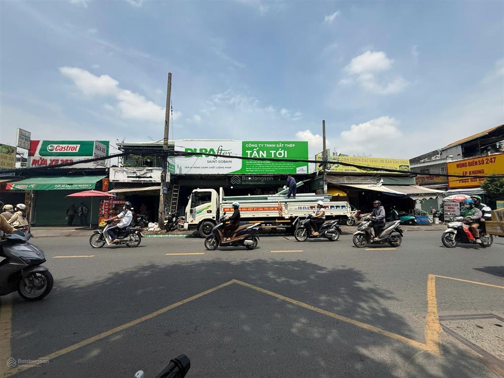 Mặt tiền nguyễn xí ngay ngã tư nơ trang long  nhà 2 tầng dt 15x15m đang cho thuê 30tr/tháng