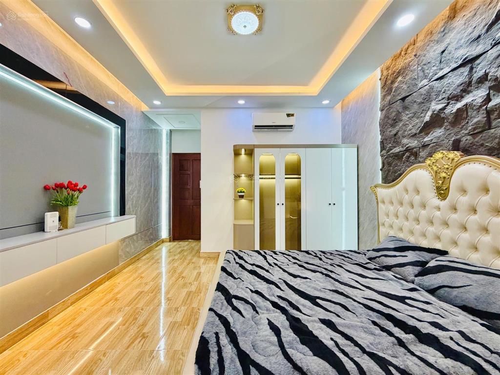 Mặt tiền lê văn thọ cực kỳ sầm uất, ngay công viên làng hoa  nhà 3 tầng dt 4.2x20, đct 25tr/tháng