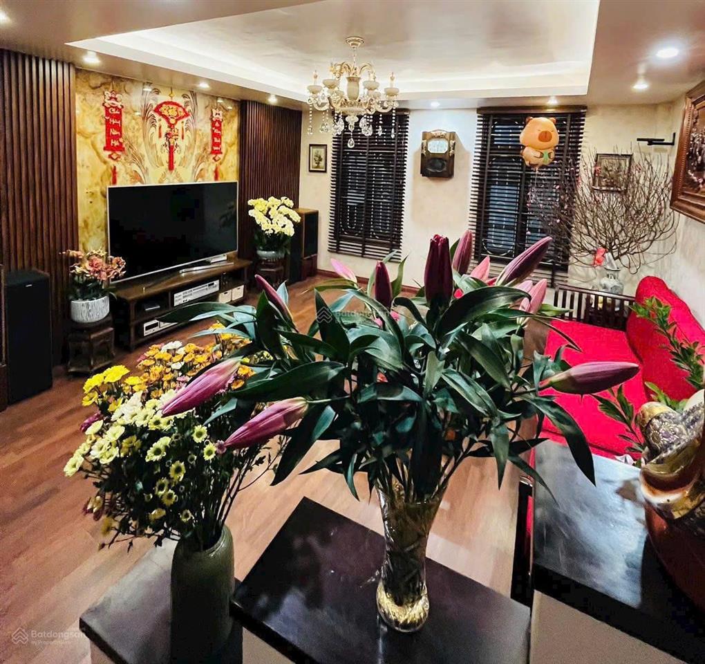 Cần bán nhà phố thụy khuê dt33m2*6t  mt 4,8m . nhà đẹp ngõ thông, 20m ra phố , ở luôn.