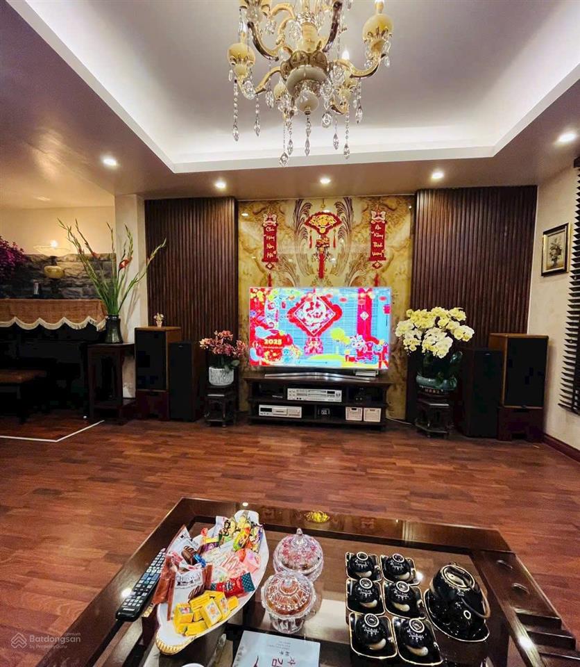 Cần bán nhà phố thụy khuê dt33m2*6t  mt 4,8m . nhà đẹp ngõ thông, 20m ra phố , ở luôn.