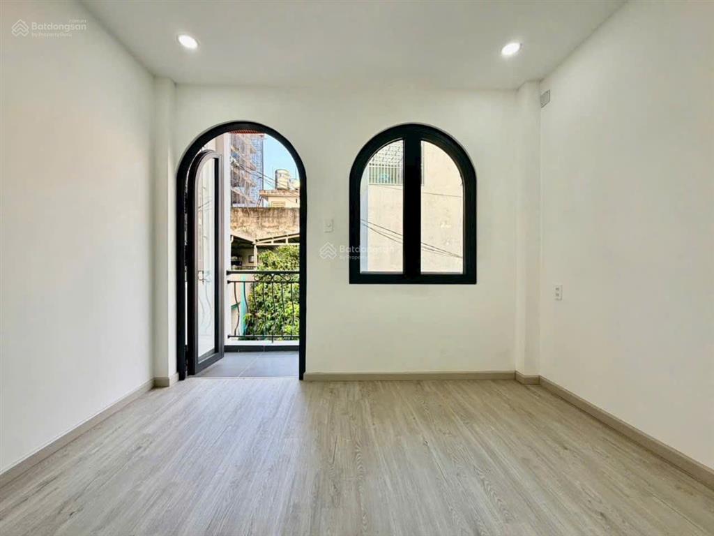 Kẹt tiền bán gấp nhà trần xuân soạn, 2 tầng, 4.2x13m, sổ vuông a4