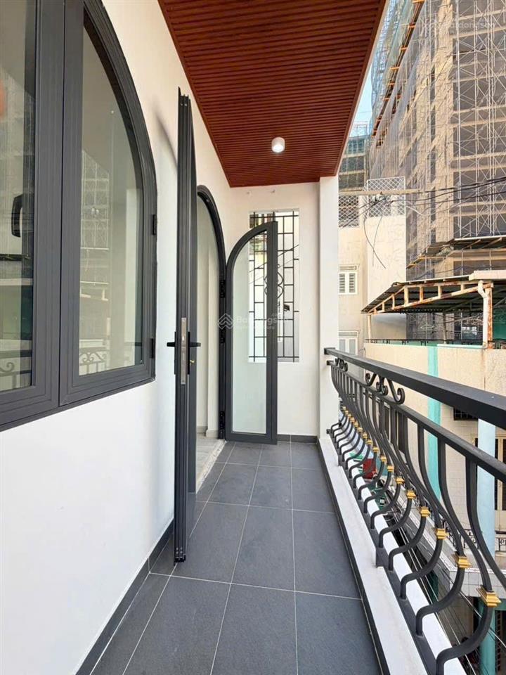 Kẹt tiền bán gấp nhà trần xuân soạn, 2 tầng, 4.2x13m, sổ vuông a4