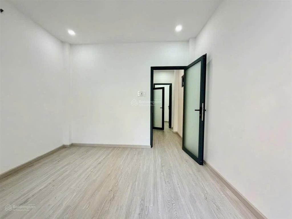 Kẹt tiền bán gấp nhà trần xuân soạn, 2 tầng, 4.2x13m, sổ vuông a4