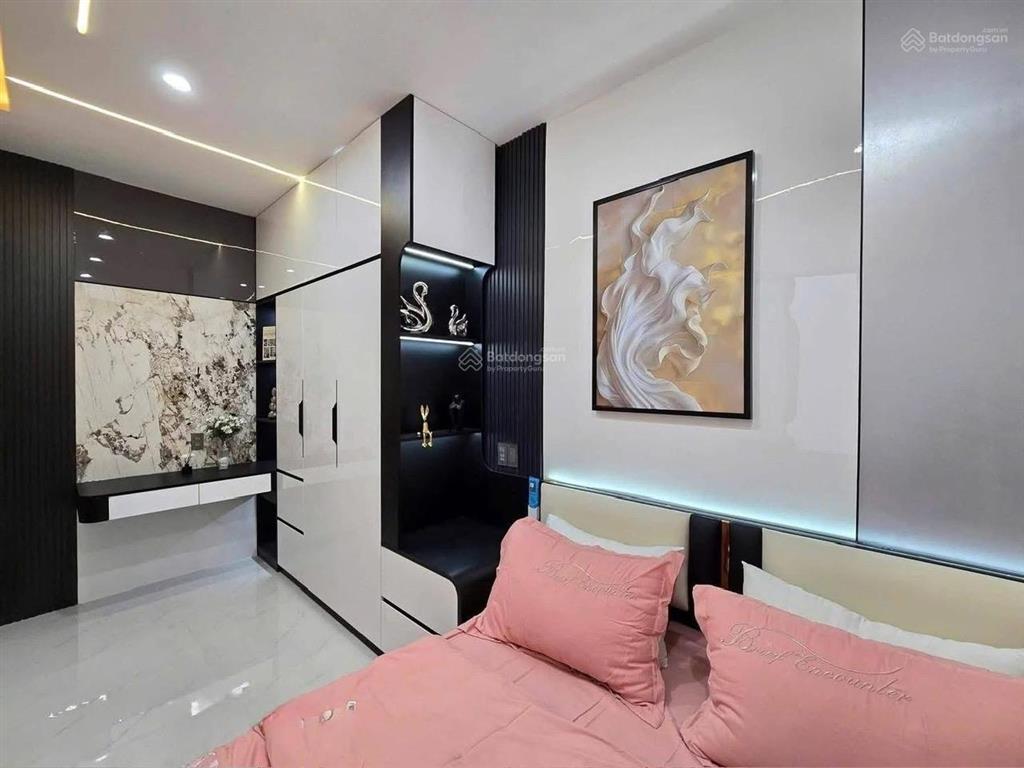 Chủ kí gửi bán gấp nhà tại lý văn phức,q1.giá 4tỷ190tr/79m2 hẻm xe hơi.shr có ngân hàng hỗ trợ vay