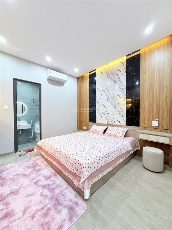 Chủ kí gửi bán gấp nhà tại lý văn phức,q1.giá 4tỷ190tr/79m2 hẻm xe hơi.shr có ngân hàng hỗ trợ vay