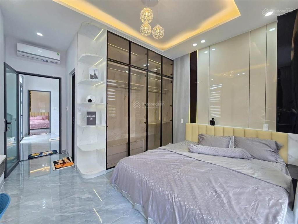 Chủ kí gửi bán gấp nhà tại lý văn phức,q1.giá 4tỷ190tr/79m2 hẻm xe hơi.shr có ngân hàng hỗ trợ vay