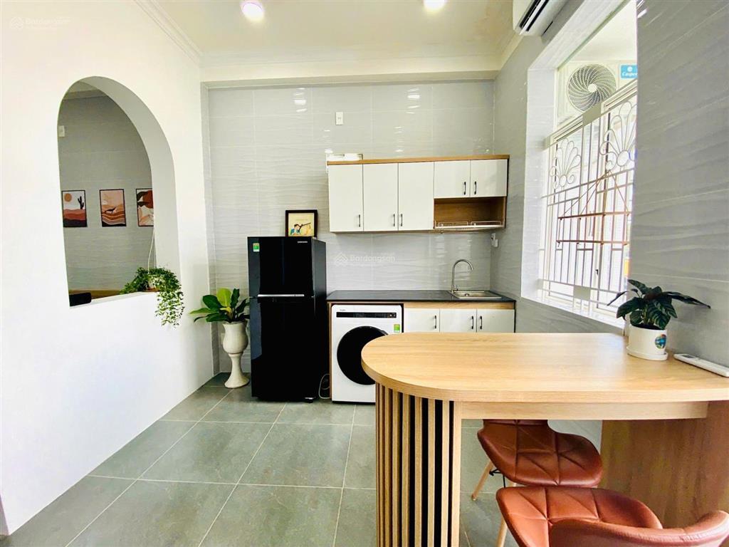 Studio 40m rộng rãi ban công, tách bếp, thang máy | thích quảng đức, sát sân bay