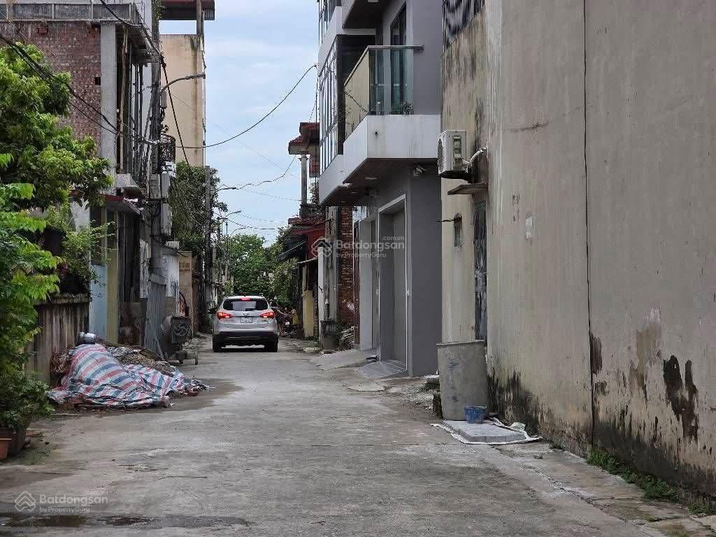 Bán đất tại ngô xuân quảng... dt 50m mt 3,5 dài 13,5... 2 mặt ngõ...lô góc ... ôtô 7 chỗ đi vào nhà
