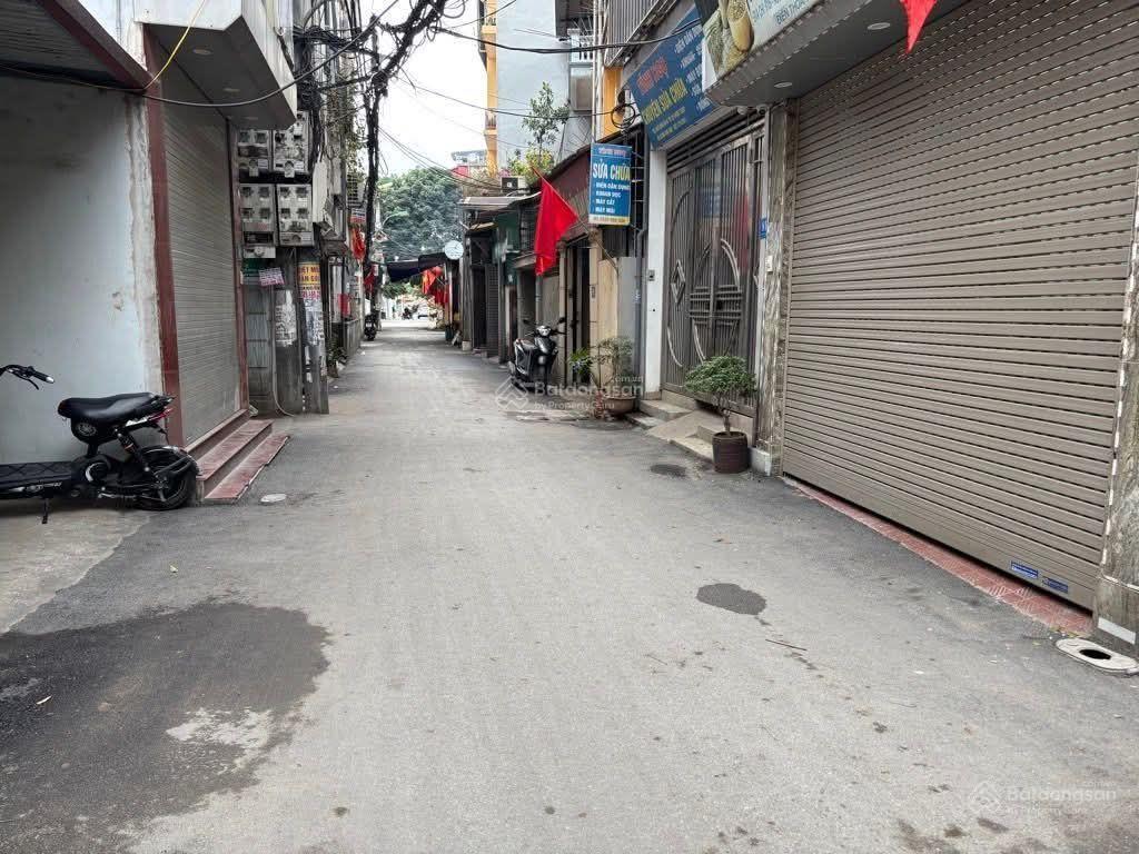 Bán đất tại ngô xuân quảng... dt 50m mt 3,5 dài 13,5... 2 mặt ngõ...lô góc ... ôtô 7 chỗ đi vào nhà