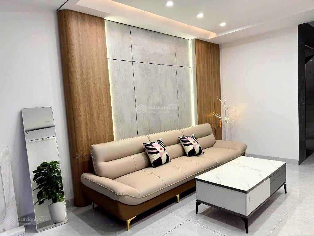 Mặt ngõ ngô xuân quảng.. đt 36m mt4*9 . xây 6t cầu thang máy.. nội thất cơ bản đầy đủ..